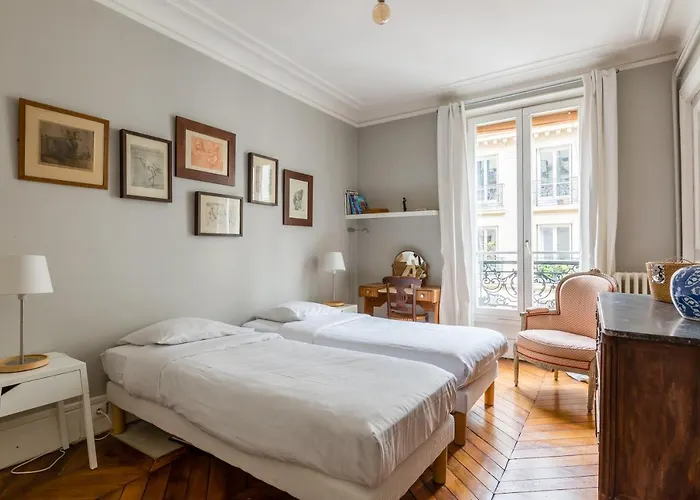 Veeve - Muted Beauty In Batignolles Appartement